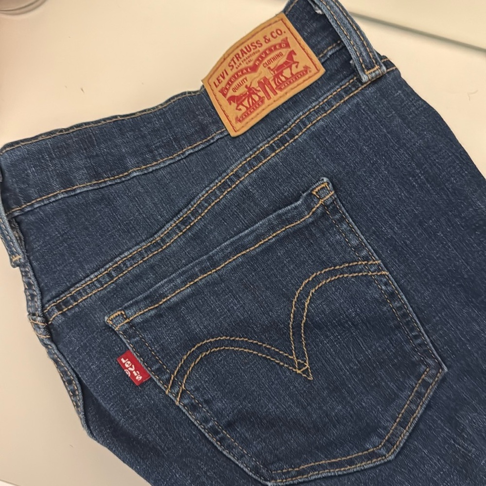 LEVI’S mid length stretchy jean shorts 33